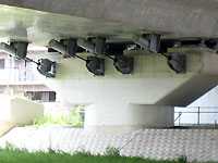 302号線と高速道路の橋桁部分_s