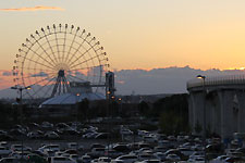 夕日に浮かぶモリコロパークの観覧車