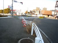 日進市浅田平子の交差点｜事故の跡ガードレール