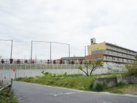 裏から見た赤池小学校