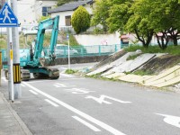 ショベルカーが道路を走る