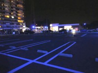 青い光の駐車場