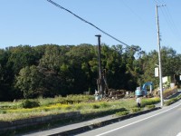 地中にドリルで穴をあける