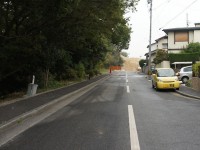 住宅街をトラックがはしる
