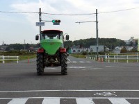 トラクターが道路を横断