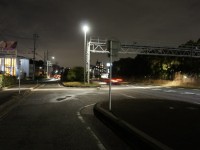 細長く照らす街灯