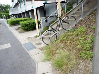 斜面に止まった自転車