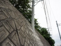 壁に埋まった電柱