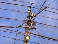 電線がトゲトゲ