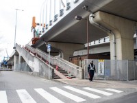 防音壁取り付け中