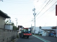 街を走るトラクター