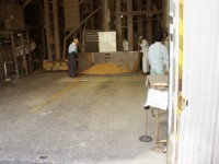 農協のサイロの中