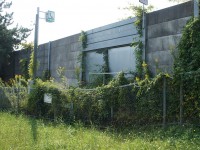 高速道路の横にドア