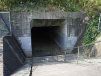 高速道路の下をくぐると1